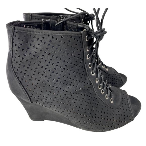 Torrid Women's Shawna Black Faux Leather Laser Cut Peep Toe Bootie Size 9W - Picture 1 of 8